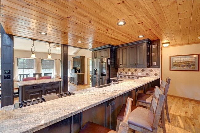 Building Photo - 495 Chicory Dr E