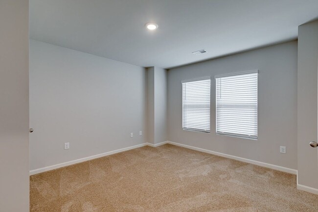 Building Photo - Spacious 5-Bedroom Home in Southgrove – Move-In Ready!