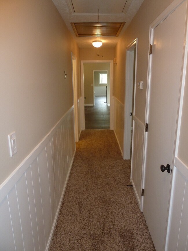 Building Photo - 3 Bed / 2.5 Bath with 2300 Square Feet!! A...