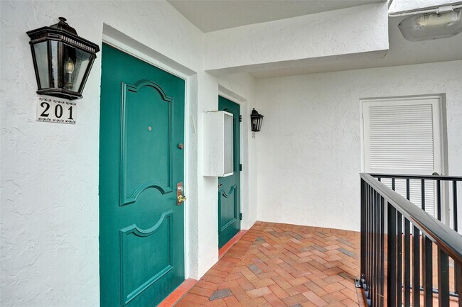 Building Photo - 1212 SE 2nd Ct