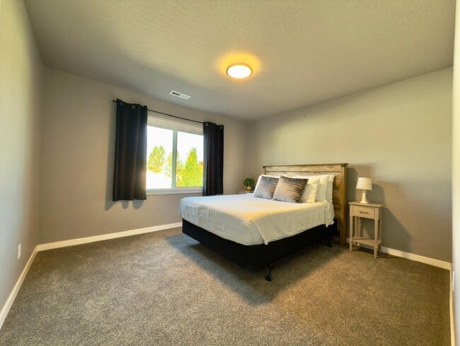 Building Photo - 1816 S Ridgetop Dr