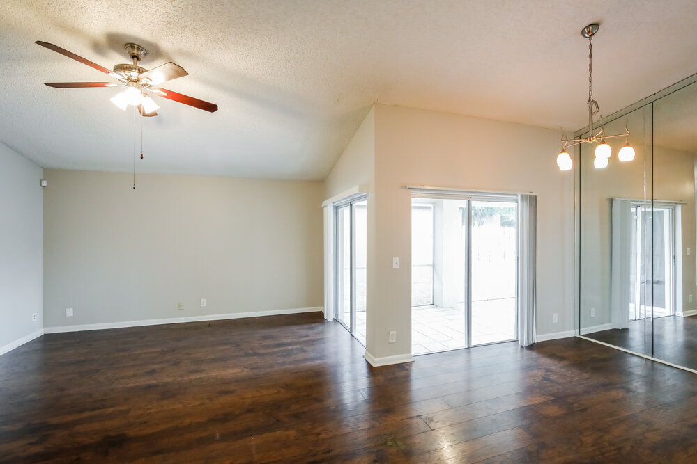 Building Photo - 333 W Riverbend Dr