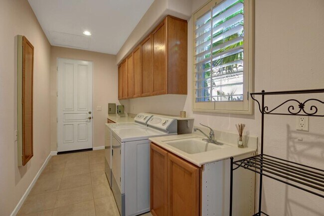 Building Photo - 348 Tomahawk Dr