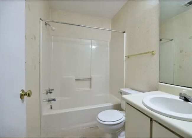 Building Photo - 3 Bedroom 2 Bath- back yard covered patio