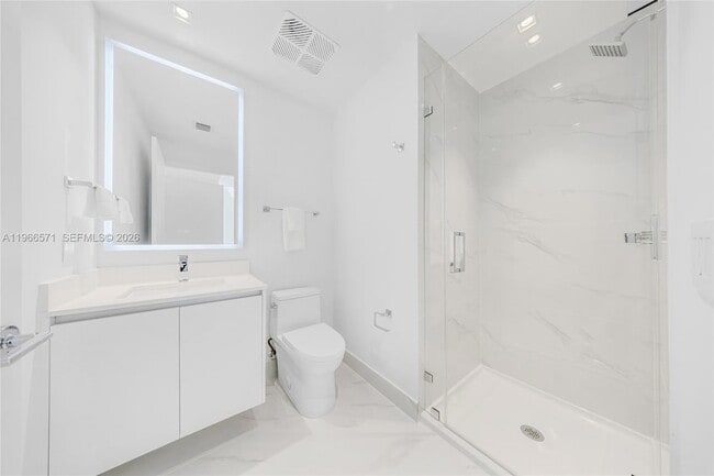 Building Photo - 700 NE 24th St