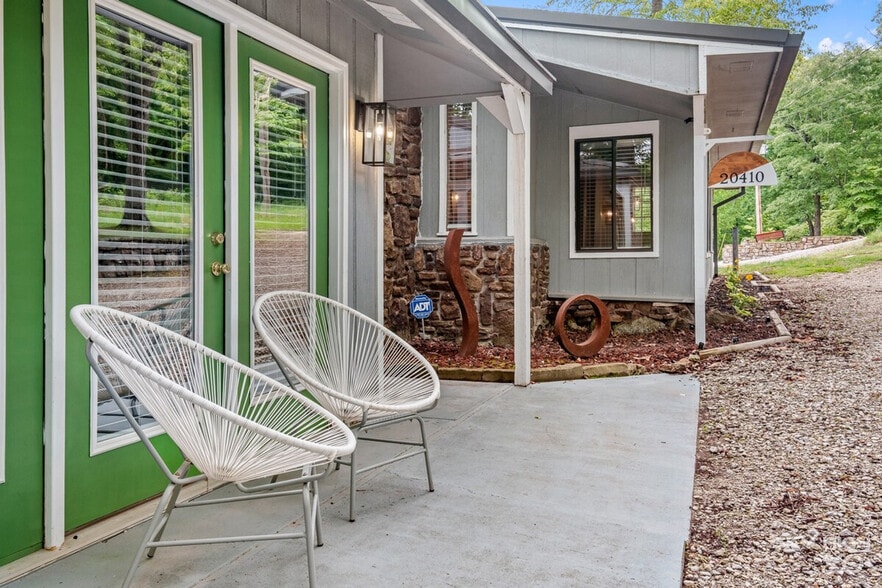 Building Photo - 20410 Valley Dr