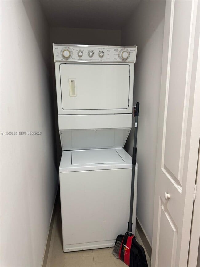 Building Photo - 170 SE 14th St