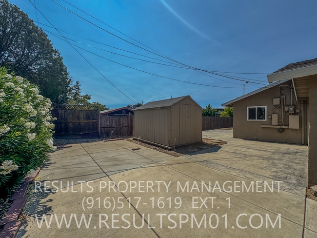 Building Photo - Charming Roseville Corner-Lot Home with RV...