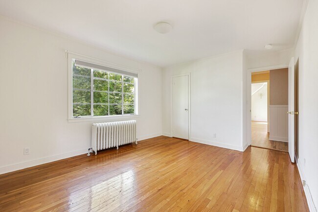 Building Photo - 14 Grove Ln