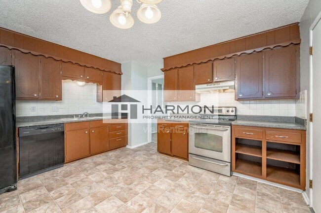 Building Photo - 3153 S Pinecrest Ave