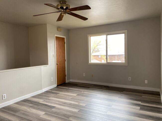 Building Photo - 2 Bedroom 2 Bath Townhome w/ large 2 car garage - Freshly remodeled - Available Now