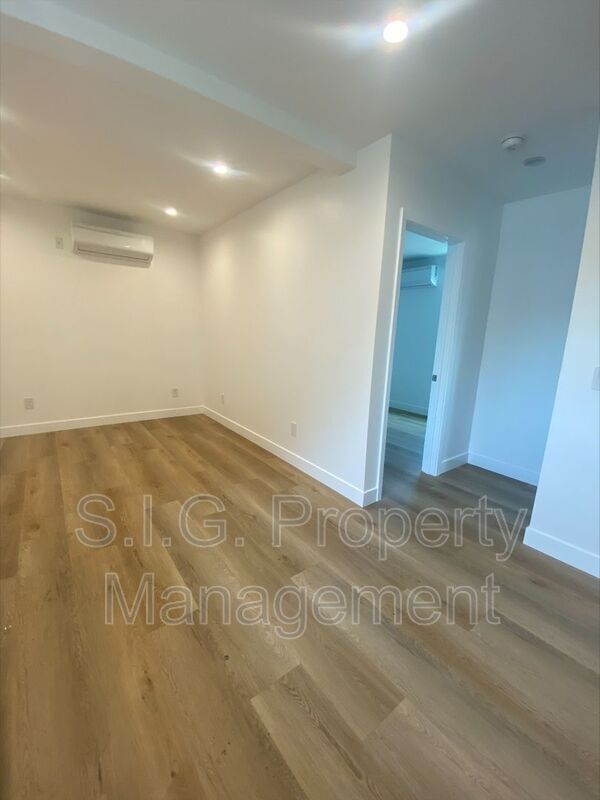 Building Photo - 354 E Providencia Ave
