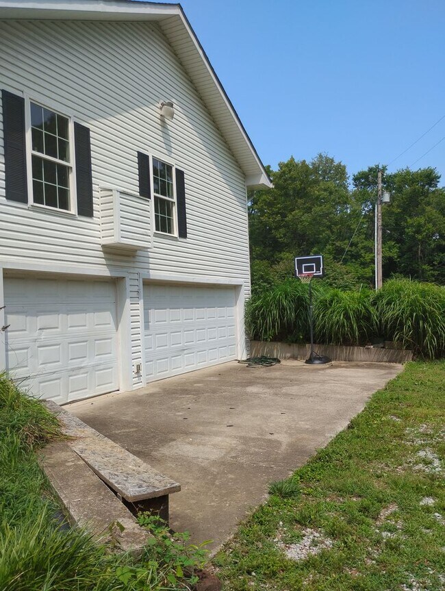 Building Photo - Charming 3-bedroom, 2.5-bathroom home loca...