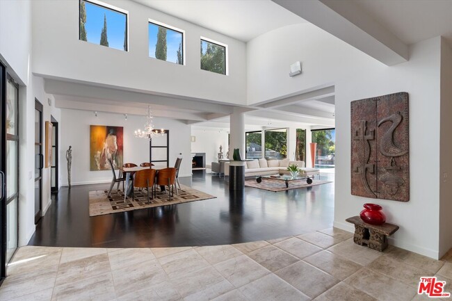 Building Photo - 2328 San Ysidro Dr