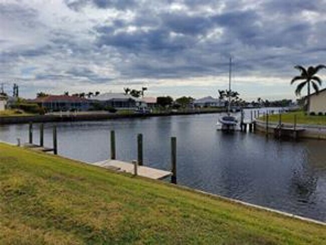 Building Photo - Seasonal 3/2/2 waterfront villa in Punta Gorda