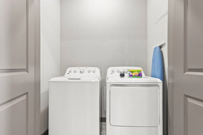 Building Photo - 390 N 2nd Ave