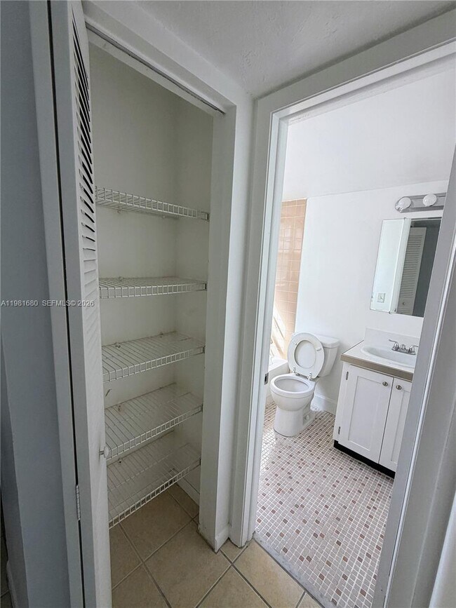 Building Photo - 2001 Bay Dr