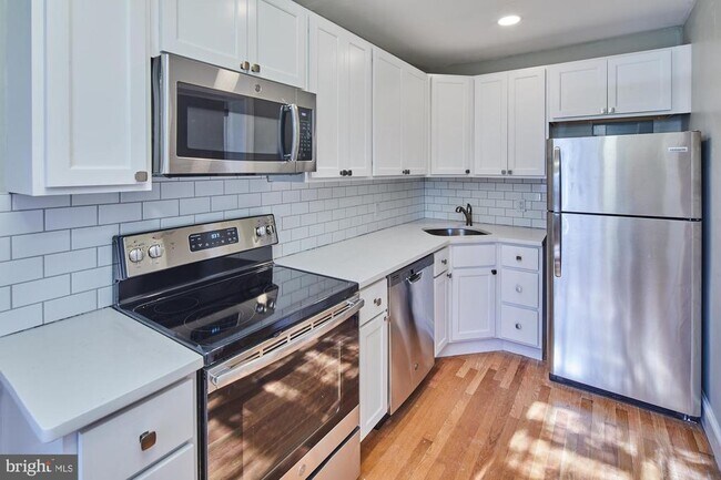 Building Photo - 1400 Delaware Ave