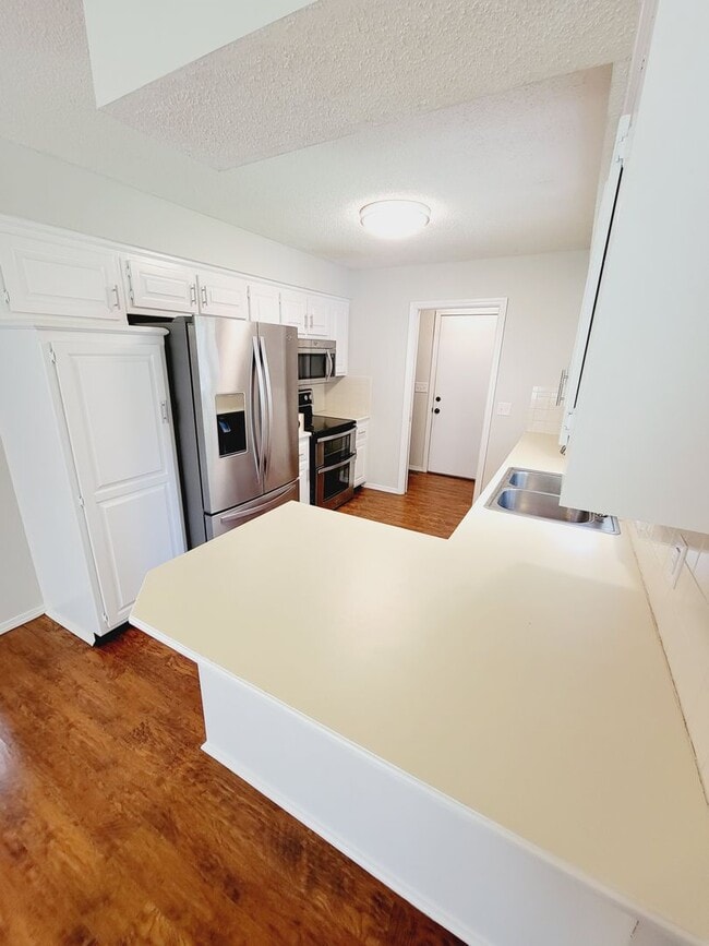 Building Photo - Primrose Market Place Area - Mission Hills Subdivision