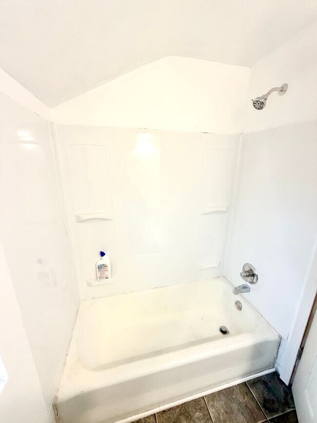 Building Photo - Fully Renovated 3-Bedroom Home in Flint!