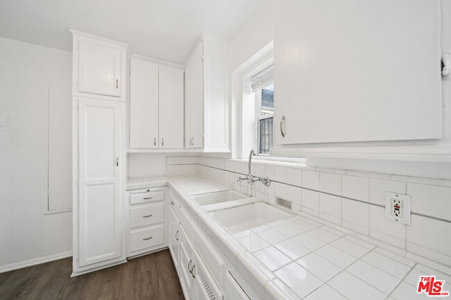 Building Photo - 1402 N Mansfield Ave