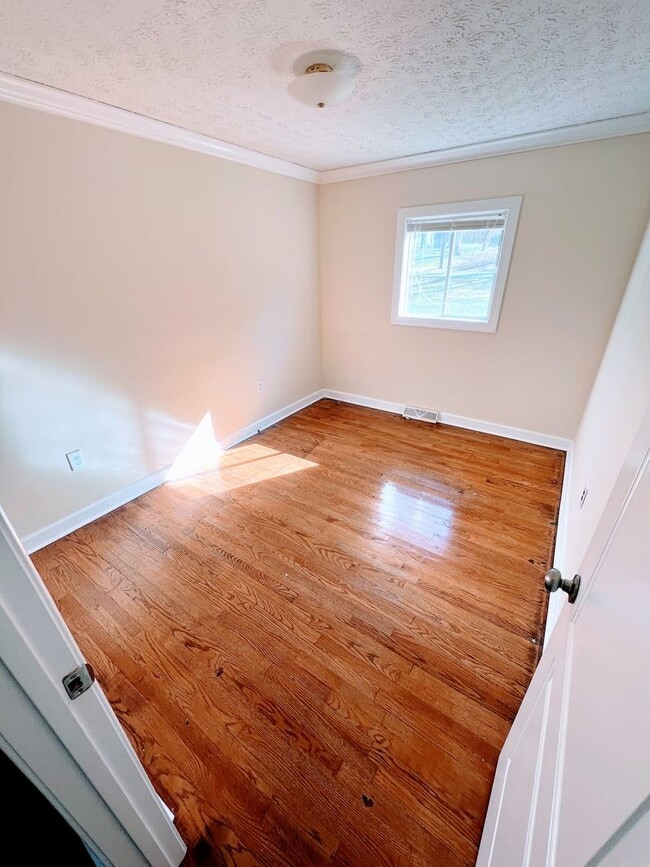 Building Photo - Charming 3 bedroom house