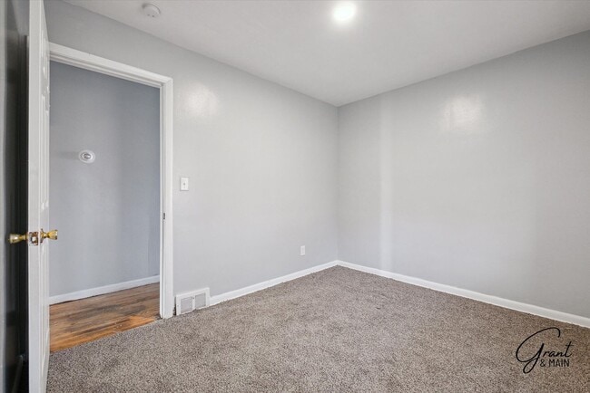 Building Photo - $1400 - Fully Renovated 3 Bed 1.5 Bath