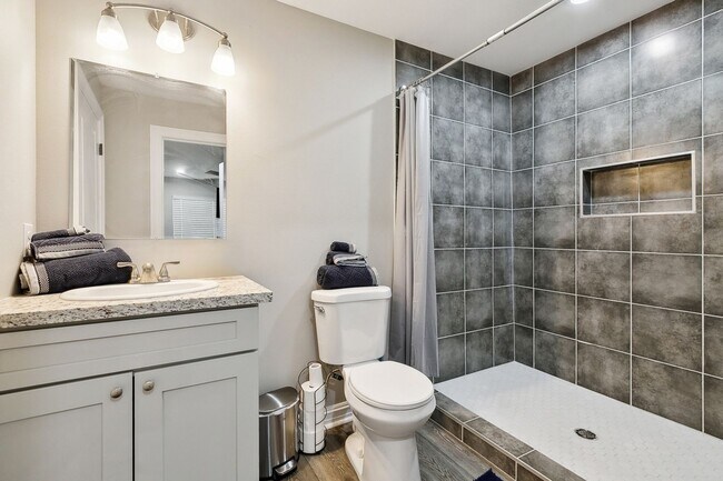Building Photo - Charming 3BR Duplex in New Orleans