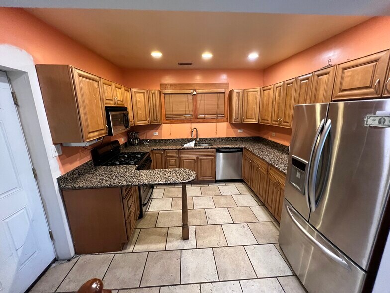 Kitchen - 1814 W Pershing Rd