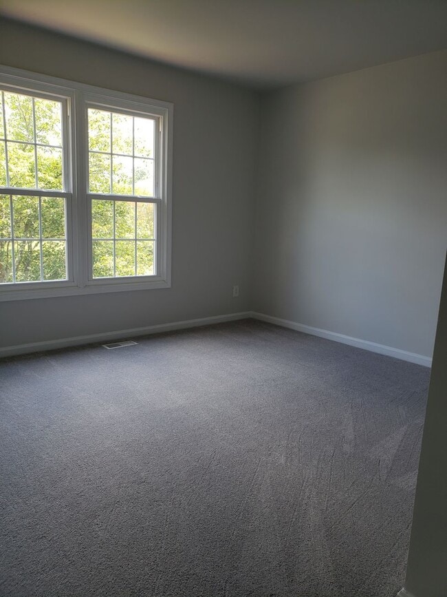 Building Photo - Very nice 3 Level in Fredericksburg!