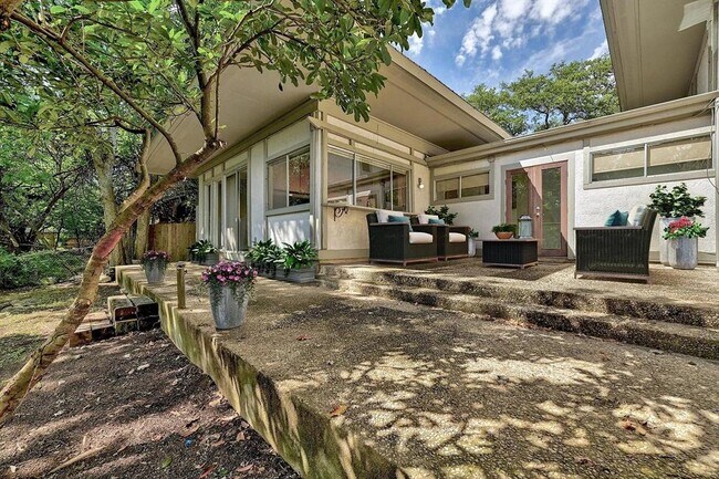 Building Photo - 6305 Shadow Valley Dr