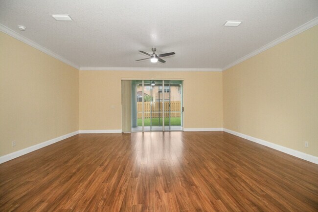 Building Photo - 10136 Kingsbridge Ave