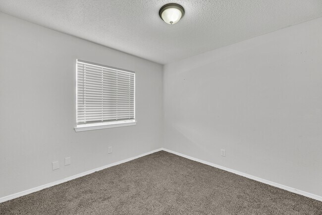 Building Photo - 10400 Valle Koki Dr