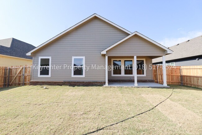 Building Photo - Stunning New Construction Home 4 Bed 2 Bath Broken Arrow