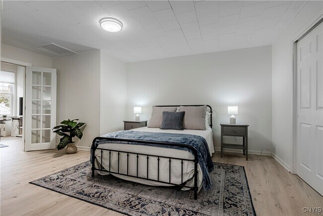 Building Photo - 16 College St