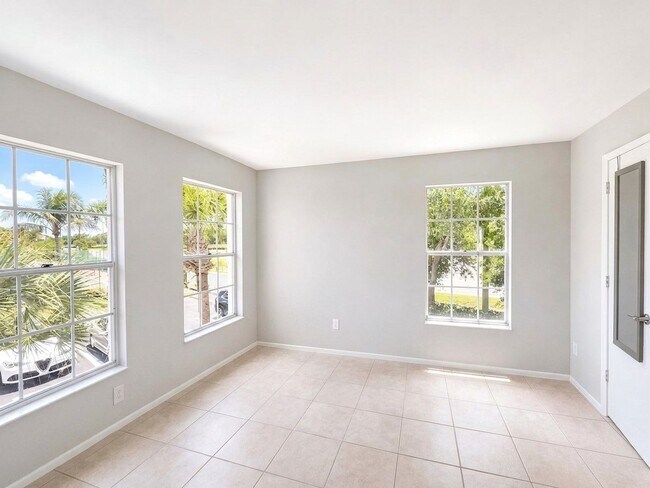 Building Photo - 150 Santa Clara Dr