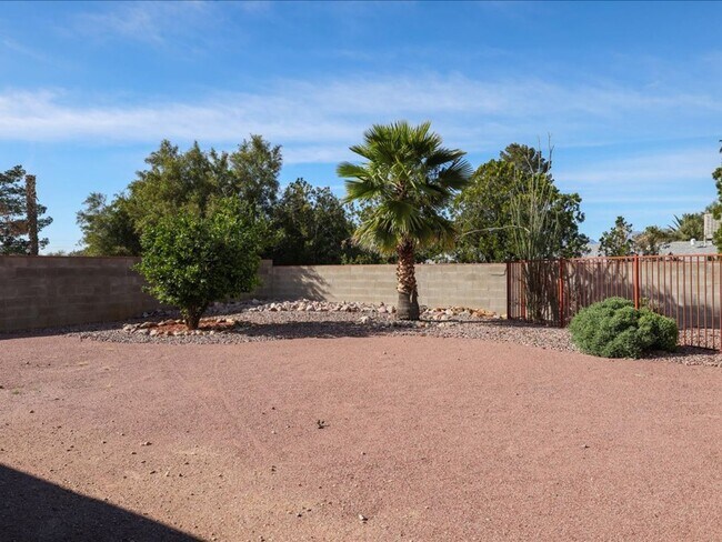 Building Photo - Spacious 4 Bedroom 2 Bathroom home with Private Pool & Arizona Room!
