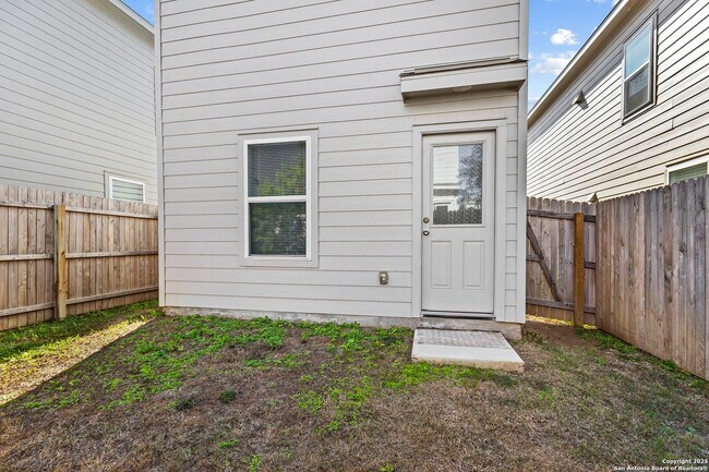 Building Photo - Charming Home Awaits: Spacious & Modern Living in a Prime Location