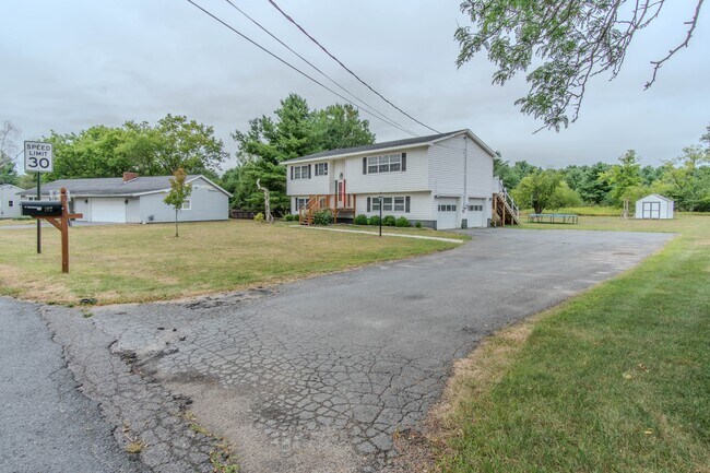 Building Photo - 102 Pine Dr