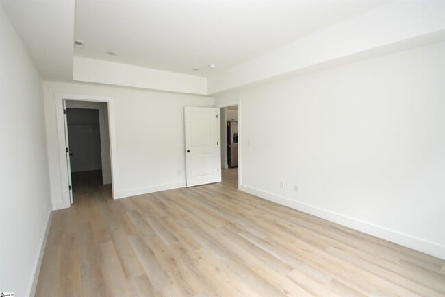 Building Photo - 404 Sierra Rd