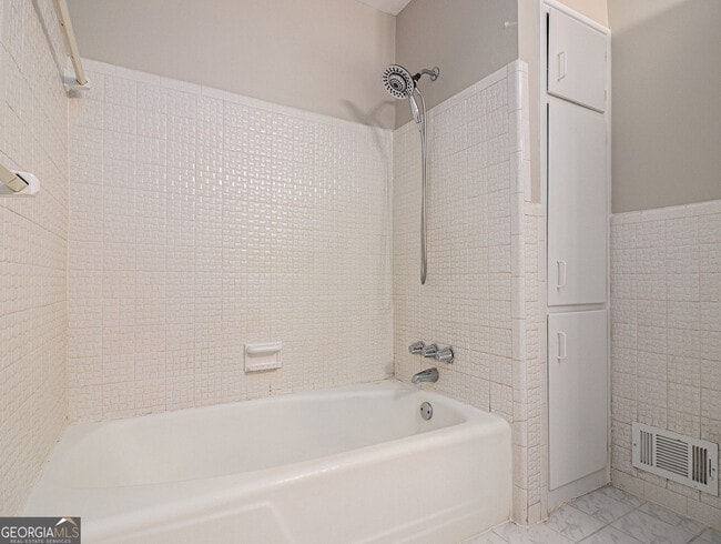 Building Photo - 3590 Cloudland Dr