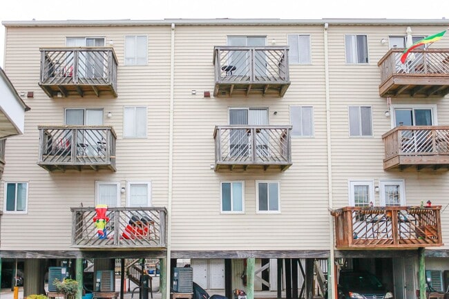 Building Photo - Stunning Waterfront Condo with Deep Water Access!