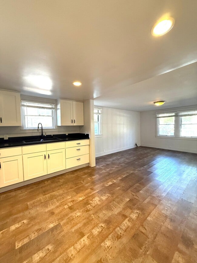 Building Photo - 315 1st St