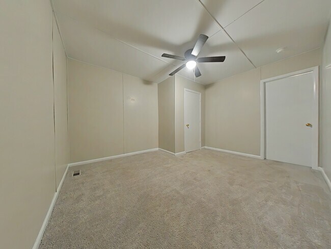 Building Photo - 857 Danish Dr