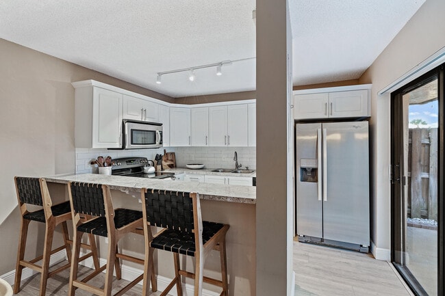 Building Photo - 825 Center St