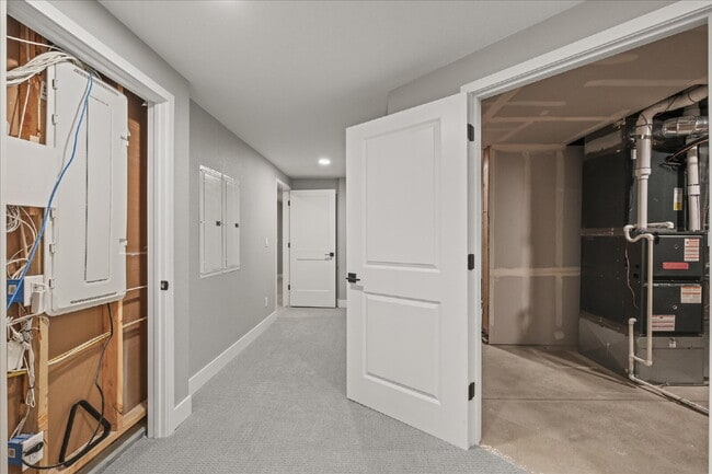 Building Photo - $7,495.00, Stunning 6 bed, 5 bath Ranch-St...