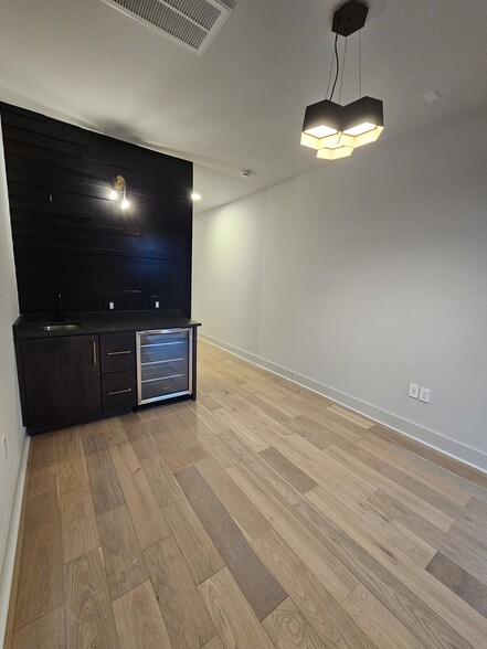 Wet bar living area - 2712 Sharondale Ct