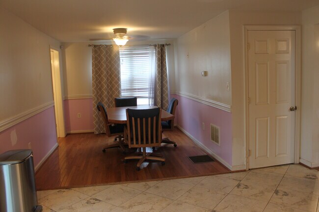 Building Photo - 6213 Shady Side Rd