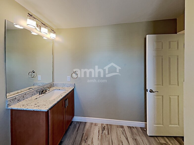 Building Photo - 8933 N Country Cove Tr