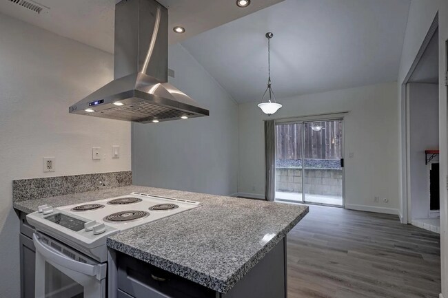 Building Photo - Renovated duplex off Hazel!